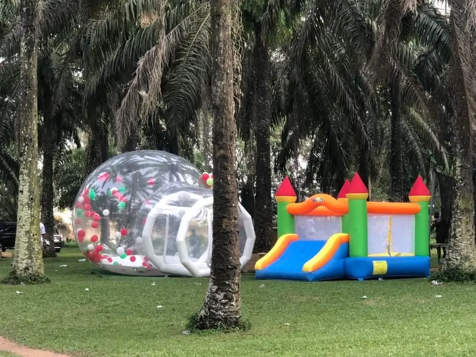 Ballon gonflable dans le jardin botanique bingerville