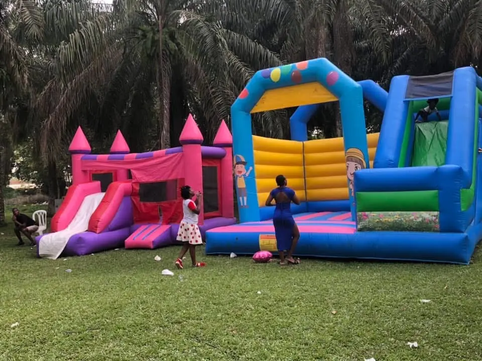 Ballon gonflable dans le jardin botanque bingerville