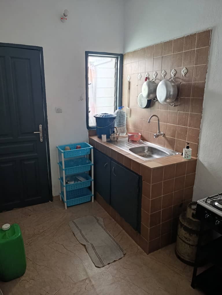 Cuisine entièrement équipée de cet appartement meublée Angré Château, Abidjan