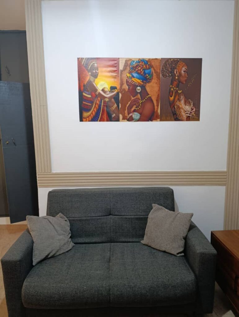 Salon avec des fauteuils de haut qualité de la résidence Angré château, Abidjan