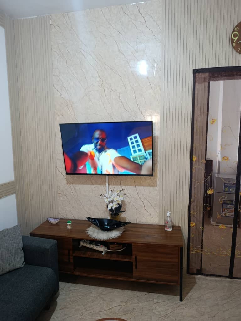 Salon lumineux de l'appartement meublé Angré château, Abidjan