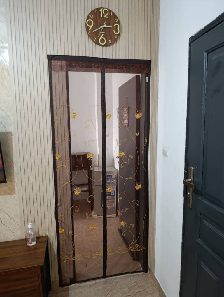 La porte de la résidence meublé à Angré château, Cocody