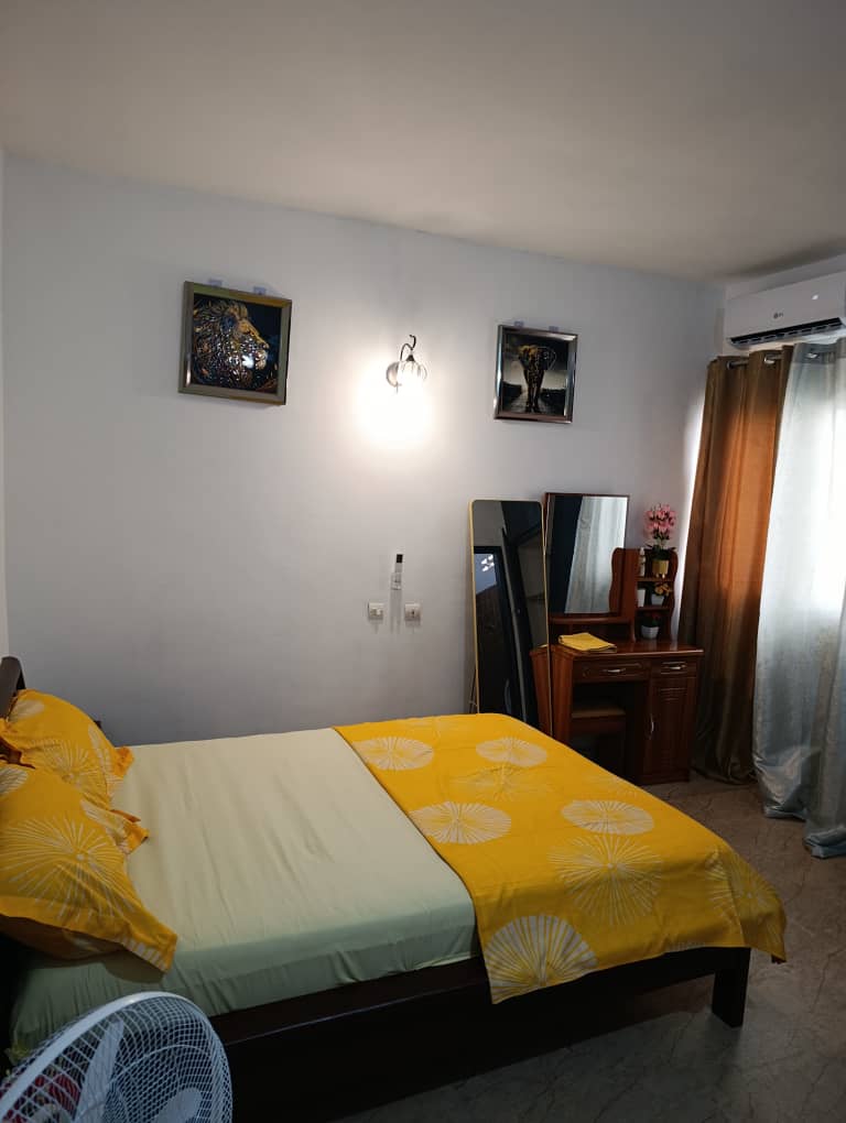 Chambre climatisée avec lit king size résidence meublée Angré Château