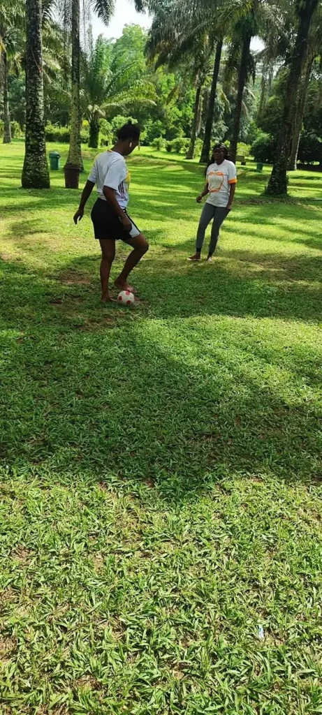 personnne jouant dans le jardin botanique bingerville